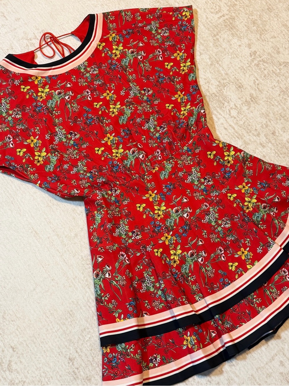 Alice + Olivia Red Floral Tie-Back Casual Dress - Picture 5 of 9